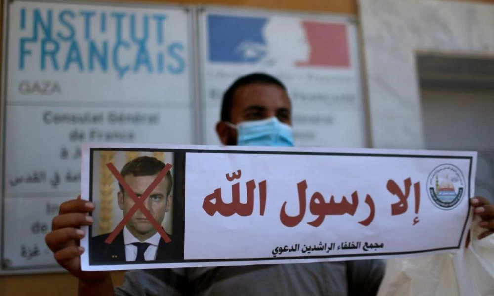 Μουσουλμάνοι στην Γάζα έκαψαν φωτογραφίες του Μακρόν